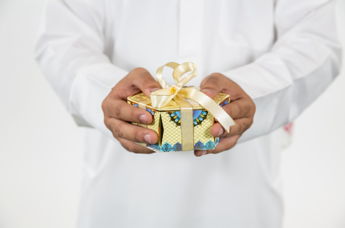 Distribution of Eidya Gift Packages to visitors entering Qatar
