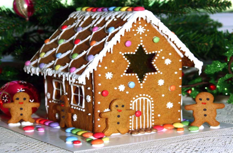 FAMILY GINGERBREAD HOUSEMAKING